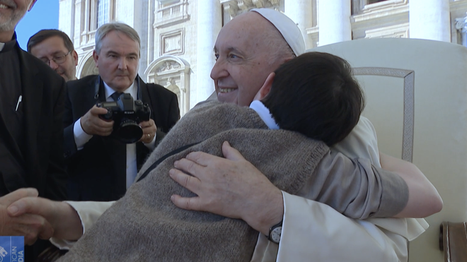 Francisco, con uno de los participantes en la fase de escucha