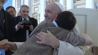 Francisco, con uno de los participantes en la fase de escucha