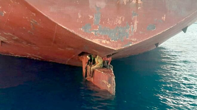 Los tres migrantes, en el timón de un petrolero