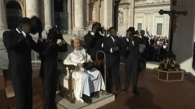 El Papa y artistas circenses