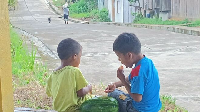 Niños compartiendo sandía