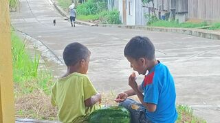Niños compartiendo sandía