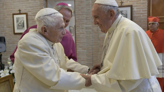 Francisco con el Papa emérito, Benedicto XVI