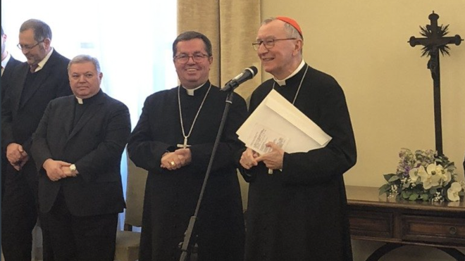 Pawłowski, a la derecha del cardenal Parolin