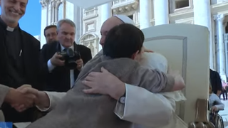 Papa abraza a un discapacitado