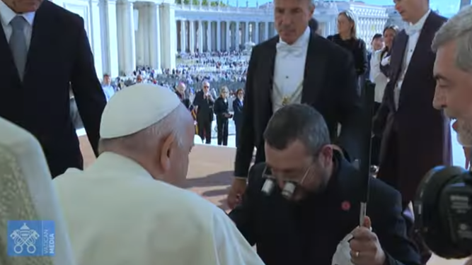 Papa y cura discapacitado