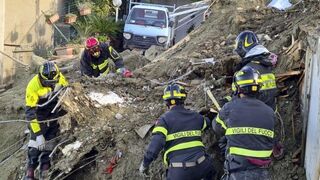 Bomberos trabajando para encontrar a las víctimas del desprendimiento de tierra en Ischia