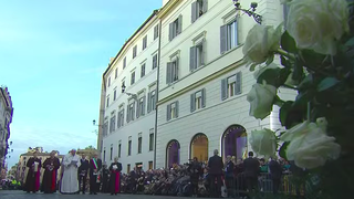 Francisco, ante el monumento a la Inmaculada