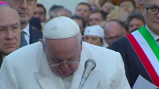 El Papa rompe a llorar al recordar la "martilleada Ucrania" durante su ofrenda a la Inmaculada