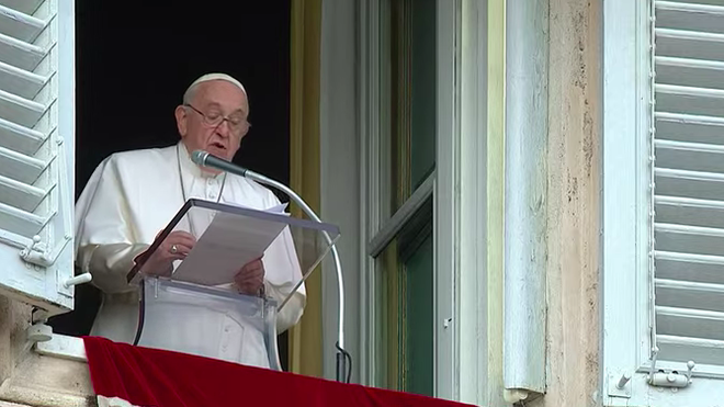 Francisco, durante el rezo del Angelus