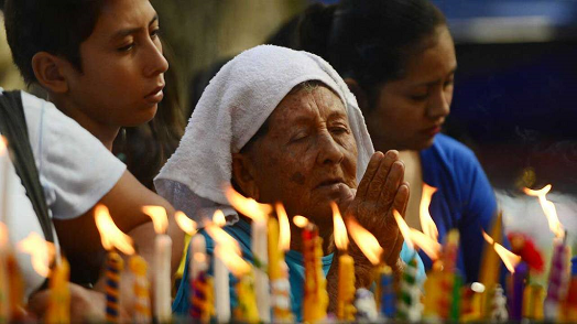 Abuela ora a la Virgen de Guadalupe