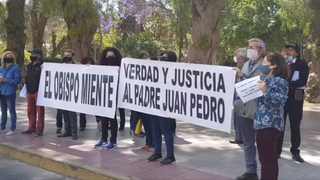 Atacan a Obispo de Copiapó por defender a joven víctima de abusos, quien también sufre amenazas de católicos