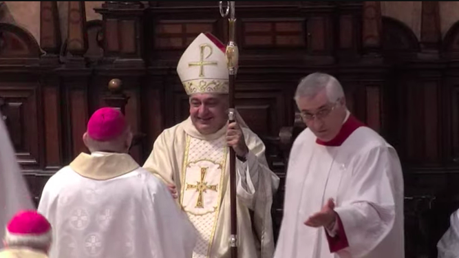 Benavent, recibiendo el saludo de los obispos