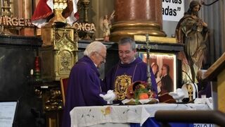 Fernando Prado, con el padre Ángel