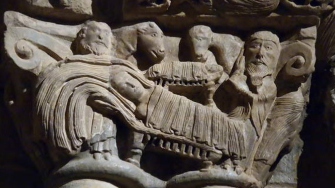 La Natividad, tiernamente apretujada en el capitel de una iglesia románica en España