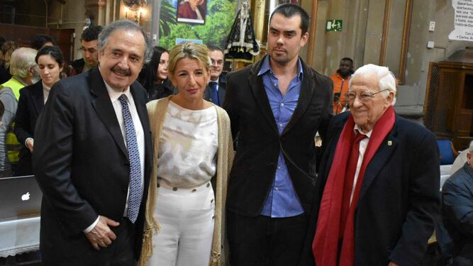 La vicepresidenta, Hernán Reyes y el padre Ángel, con el embajador de Argentina