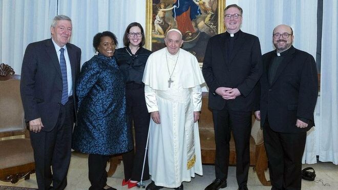 El Papa con miembros de la revista jesuita estadounidense 'America Magazine'