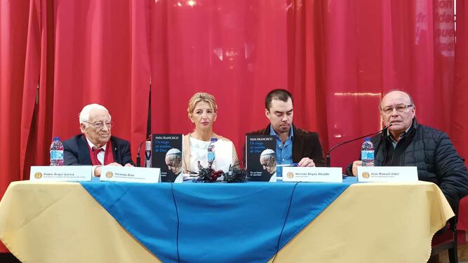 Yolanda Díaz durante la presentación del libro del Papa en San Antón, con el padre Ángel, Hernán Reyes y José Manuel Vida