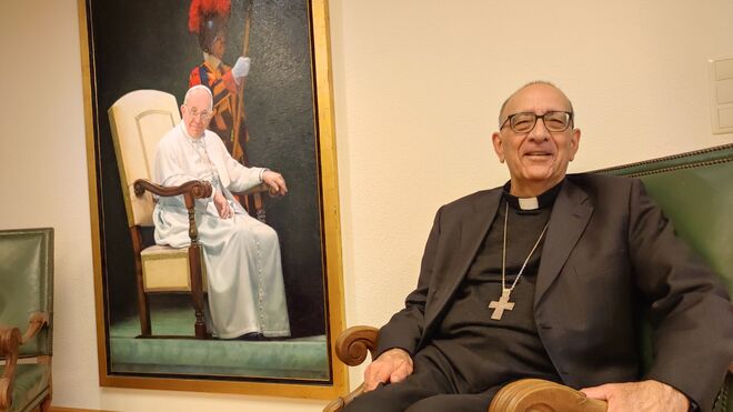 El cardenal Omella, ante el retrato del Papa en Añastro