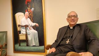 El cardenal Omella, ante el retrato del Papa en Añastro