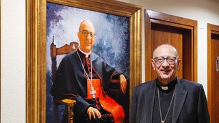 El cardenal Omella, ante su retrato en la 'galería' de presidentes