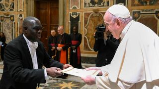El Papa entrega las cartas credenciales a los nuevos embajadores