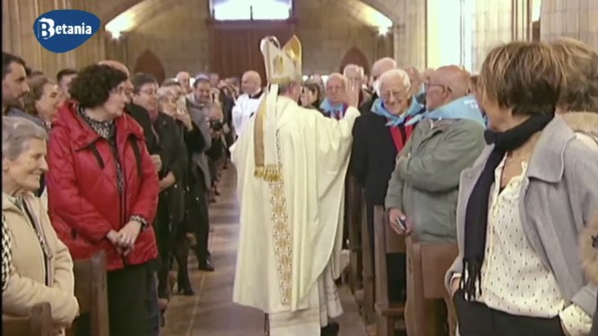 Fernando Prado bendice al padre Ángel, con quien colaboró en San Antón