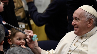 El Papa juega con unos niños