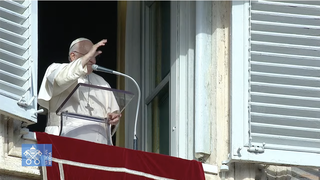El Papa saluda tras el ángelus