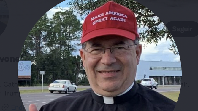 Pavone, con la gorra de la campaña de Donald Trump