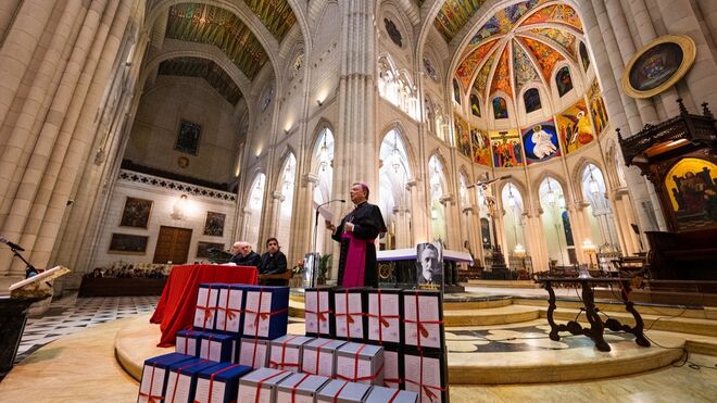 Martínez Camino, con el dossier, en La Almudena