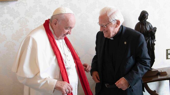El Papa, con la bufanda del padre Ángel, un 'Mensajero' más