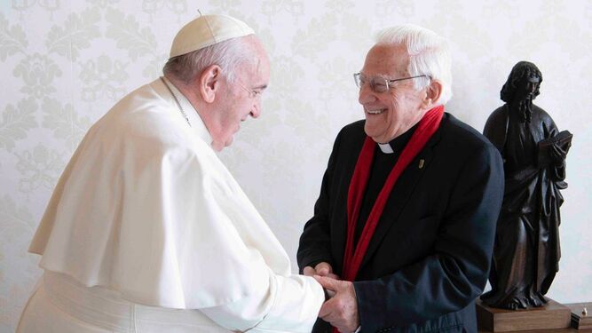 Francisco y el padre Ángel, en un gesto de complicidad