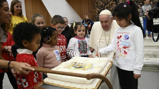 Francisco, con niños en el Dispensario Santa Marta