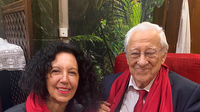 Celia Benito entrega el primer ejemplar del libro al padre Ángel