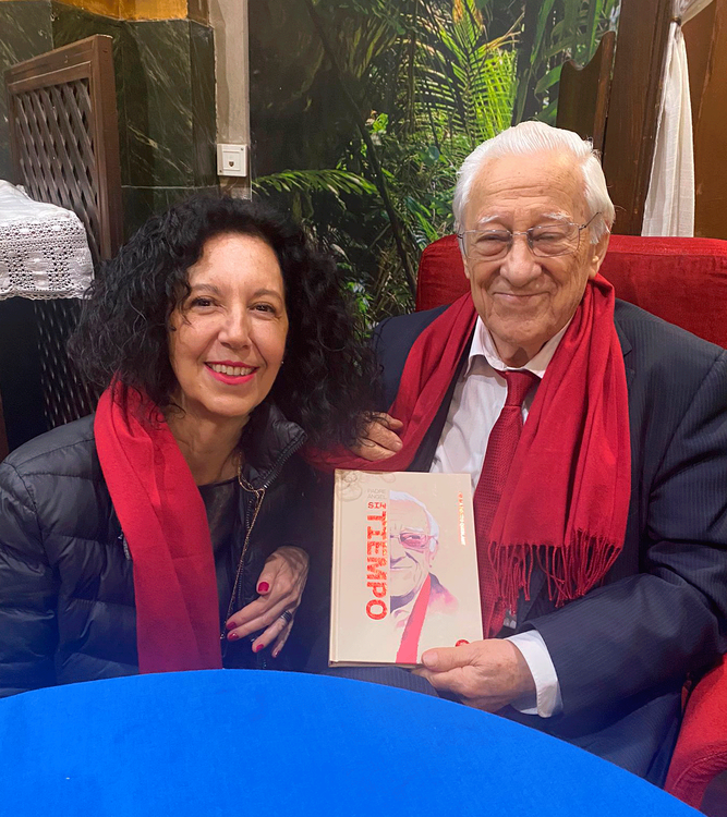 Celia Benito entrega el primer ejemplar del libro al padre Ángel