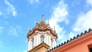 Alicia y su familia, junto a una iglesia sevillana