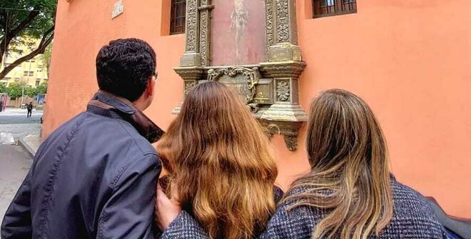 Alicia y su familia, junto a una iglesia sevillana