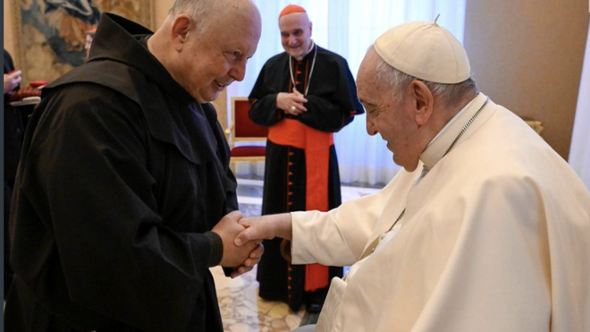 El P. Jallouf, con el Papa durante la entrega del premio