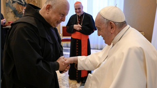 El P. Jallouf, con el Papa durante la entrega del premio