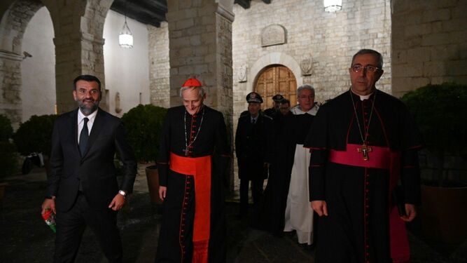 El cardenal Zuppi con el arzobispo y el alcalde de Bari