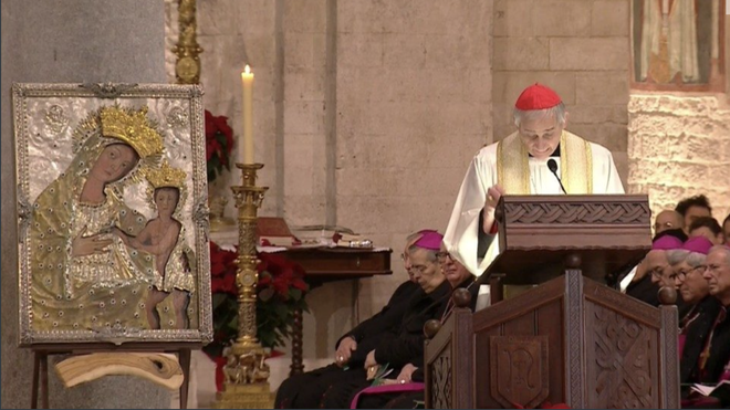 El cardenal Zuppi, durante la vigilia