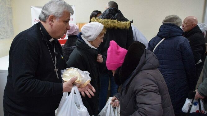 El cardenal Krajewski pasó la Navidad en Kiev