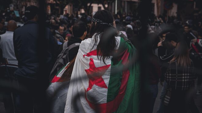 Una joven porta la bandera argelina