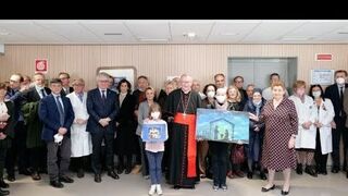 Parolin visita el Bambino Gesú para llevar la bendición de Francisco a los niños enfermos