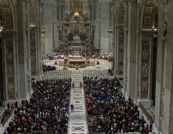 Miles de personas siguieron la ceremonia en la basílica de San Pedro