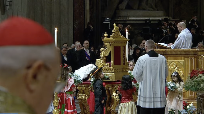 Niños de todo el mundo, adorando el Niño Dios