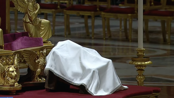 El niño Jesús del Vaticano, cubierto