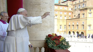 El Papa saluda a los fieles al término de la bendición Urbi et Orbi
