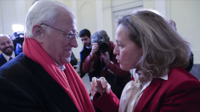 Nadia Calviño y el padre Ángel
